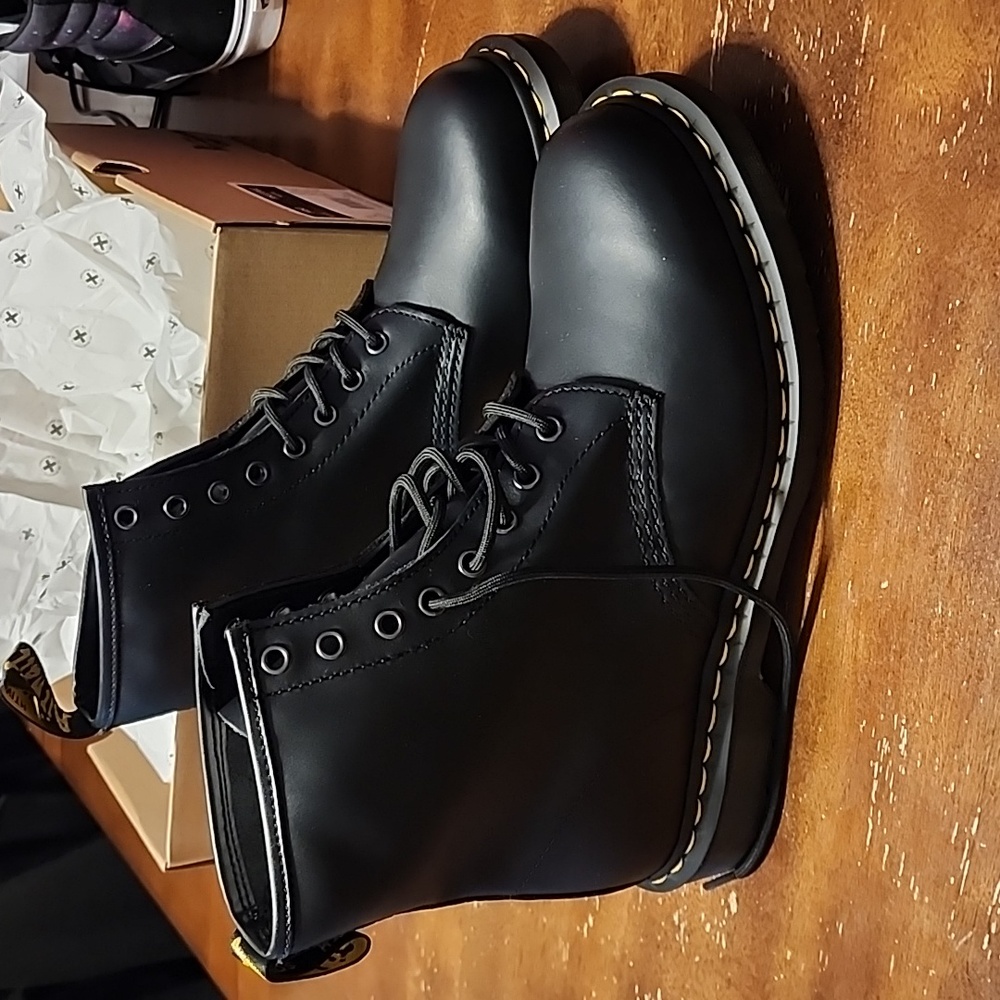 New in Box Dr. Martens Smooth Leather Laceup Boots sz UK 9, US Men's 10, US W 11